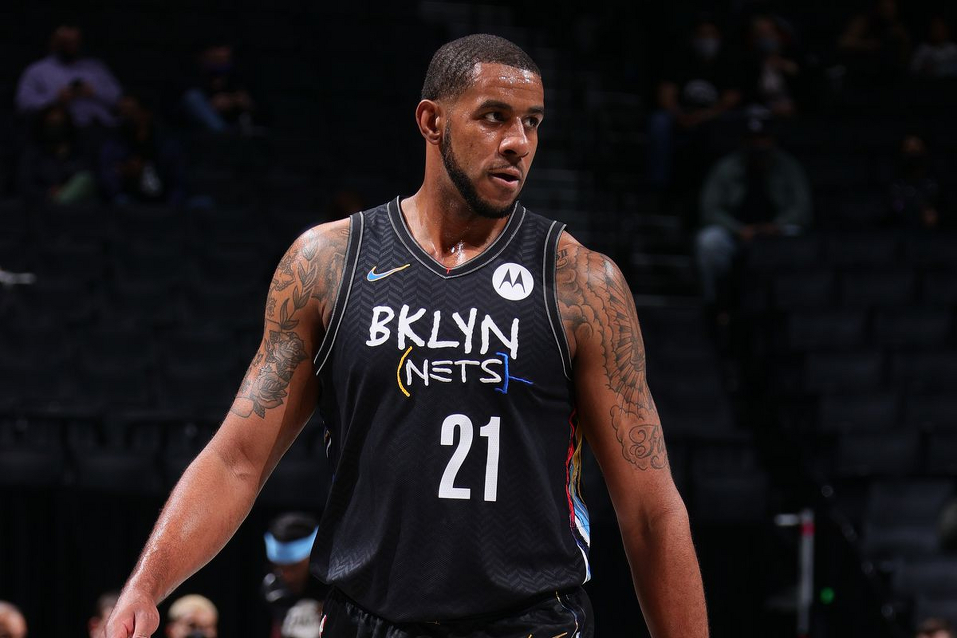 包含山东男篮集结日官宣签约勒沃库森围绕NBA总决赛更衣室发声，冲刺阶段达拉斯独行侠调整名单以备全明星赛瞬间刷屏的词条